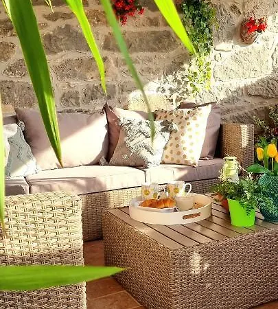 Apartment In The Smallest Town In The World Hum Gostinjska kuća *